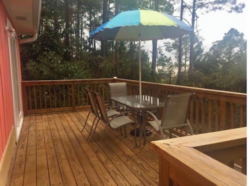 Tropical Dreams !Super cute, clean and close to the beach! New pickleball court!