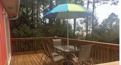 Tropical Dreams !Super cute, clean and close to the beach! New pickleball court!