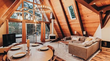 Smart TV, fireplace, books, stereo