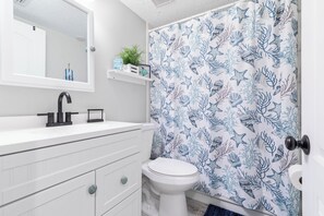Secadora de cabello, bidet, toallas, papel de baño 
