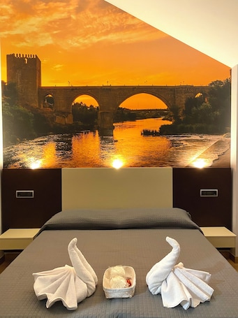 Minibar, in-room safe, individually decorated, individually furnished. Hotel Asador Montes Oretanos