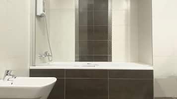 Un baño moderno con bañera, lavamanos y ducha.