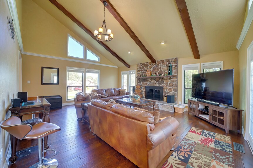 Spacious Arkansas Abode W/ Balcony & Fire Pit! - Fort Smith, AR