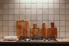 冷蔵庫、コンロ、調理器具と食器