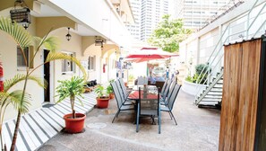 Outdoor dining - CASA LINDA (Luanda)