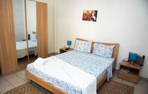 Basic Double Room | Desk, laptop workspace, free WiFi - CASA LINDA (Luanda)