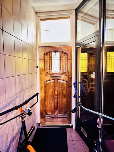 Leiden City Centre Canal View Apartment in a 1750's building