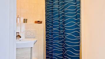 Dusche, umweltfreundliche Kosmetikartikel, Haartrockner, Handtücher