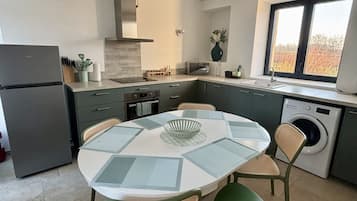 Een koelkast, een microgolfoven, een oven, een kookplaat