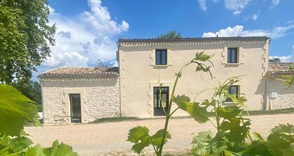 L'Eperonnette among the vineyard with outdoor pool near St. Emilion and Bordeaux