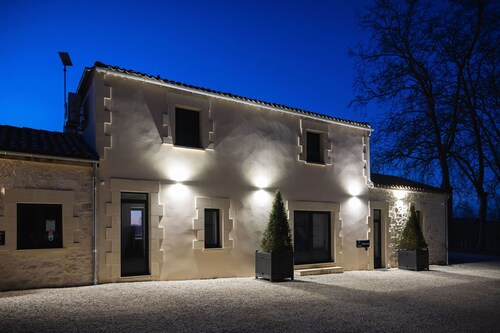 L'Eperonnette among the vineyard with outdoor pool near St. Emilion and Bordeaux