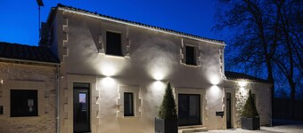 L'Eperonnette among the vineyard with outdoor pool near St. Emilion and Bordeaux