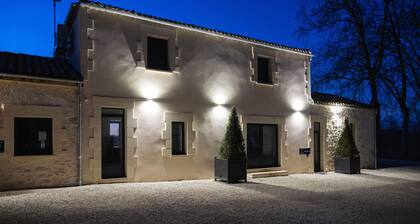 L'Eperonnette among the vineyard with outdoor pool near St. Emilion and Bordeaux