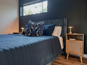 4 bedrooms, in-room safe, desk, travel cot