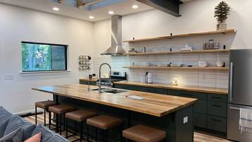 Jääkaappi, mikroaaltouuni, uuni, liesi