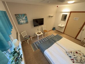 Standaard kamer, 1 twee- of 2 eenpersoonsbedden | Individueel gedecoreerd, individueel gemeubileerd, een bureau