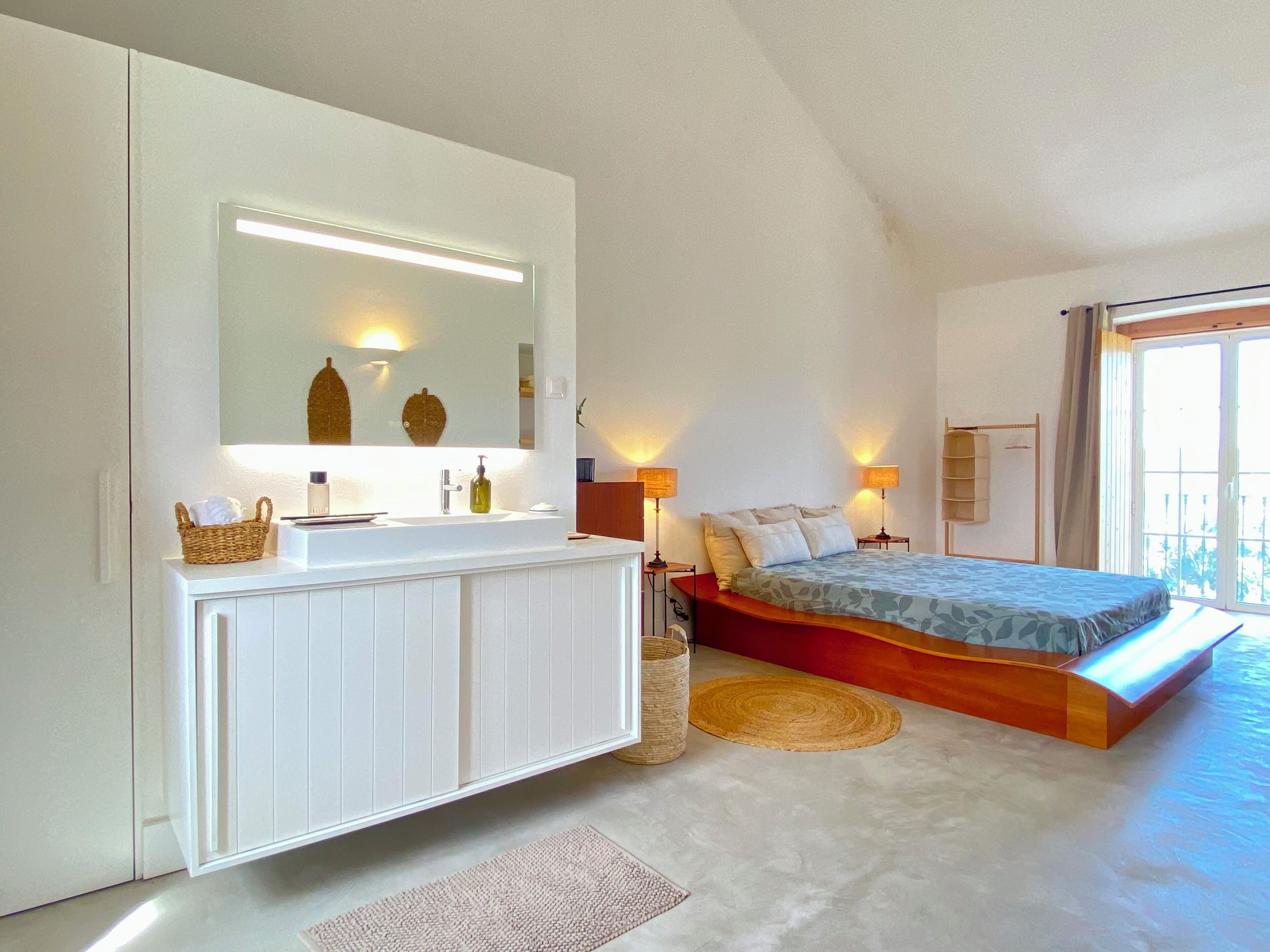 4 bedrooms, desk, iron/ironing board, travel crib