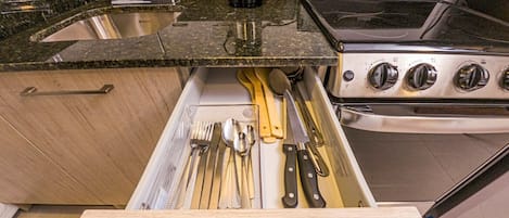 Een koelkast, een magnetron, een oven, een kookplaat