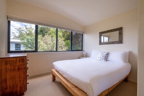 3 slaapkamers, een strijkplank/strijkijzer, gratis wifi, beddengoed