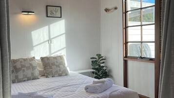 1 chambre, fer et planche à repasser, draps fournis