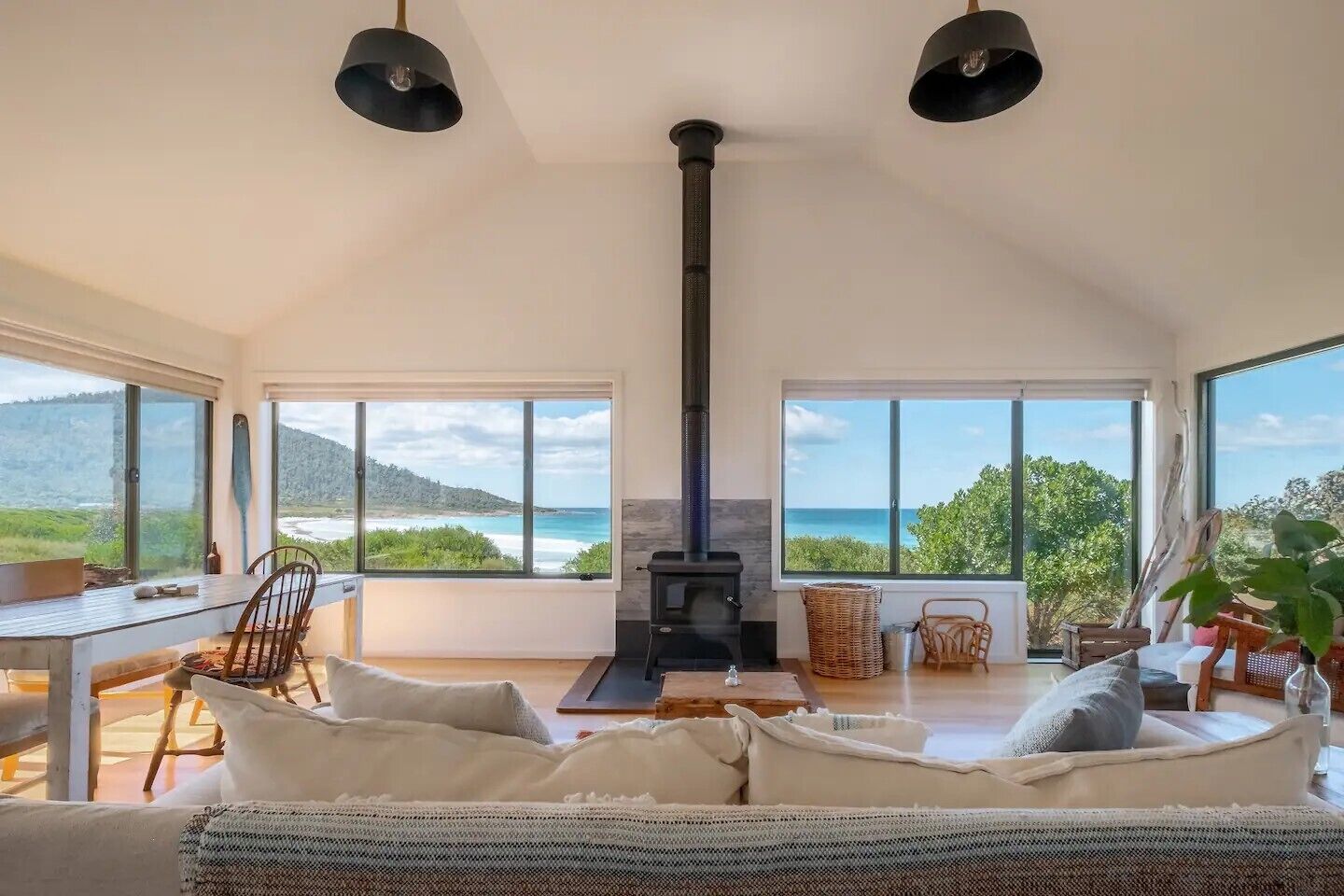 Televisión, chimenea y libros 