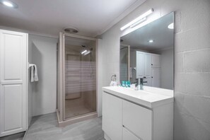 Een douche, een haardroger, handdoeken