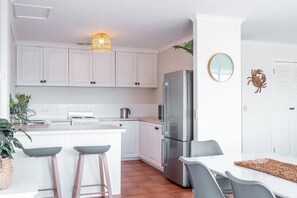 Frigorífico, microondas, horno y placa de cocina