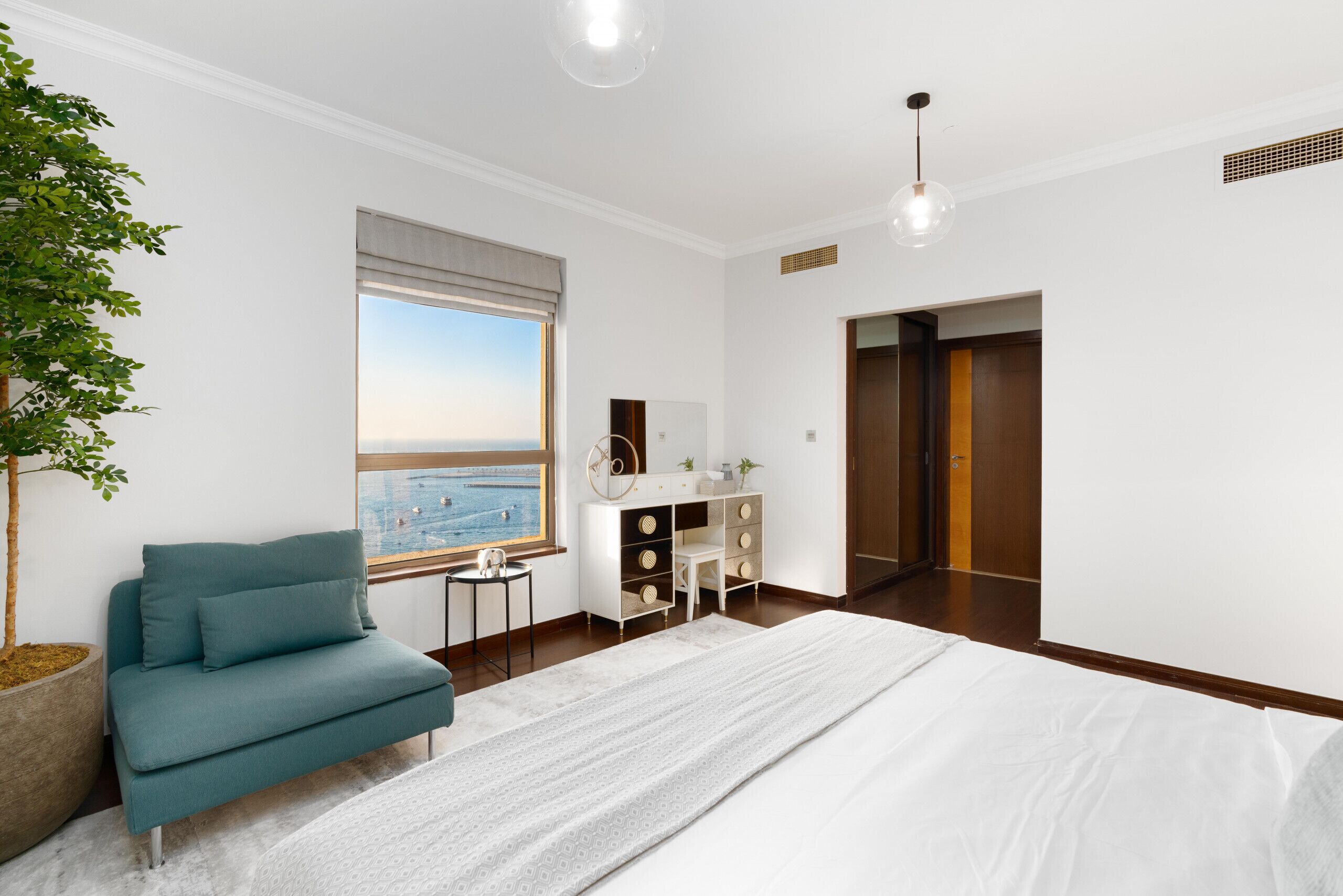 2 soverom, safe på rommet, strykejern/-brett og reiseseng for barn