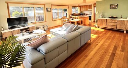 The Hazards Beach Escape - In the heart of Coles Bay.