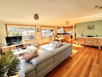 The Hazards Beach Escape - In the heart of Coles Bay.