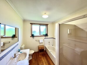 Douche, séchoir à cheveux, serviettes fournies