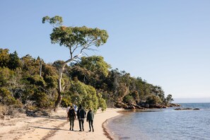 På stranden