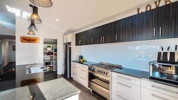 Frigorífico, microondas, horno y placa de cocina