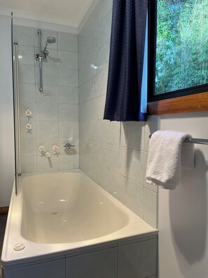 Shower, hair dryer, towels - Diamond Roost - Views of Diamond Island (Glamorgan-Spring Bay)
