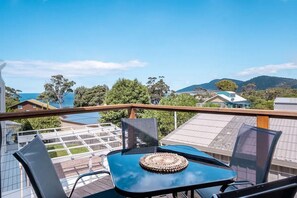 Outdoor dining - Ocean Pines - Walk to Bicheno blowhole! (Glamorgan-Spring Bay)