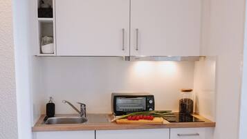 Kühlschrank, Ofen, Herdplatte, Wasserkocher mit Kaffee-/Teezubehör