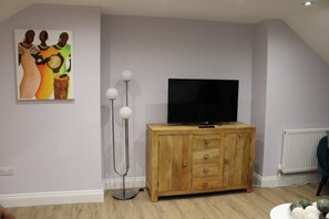 Interior - Comfy London Apartment, Minutes Away From Tube  (London)