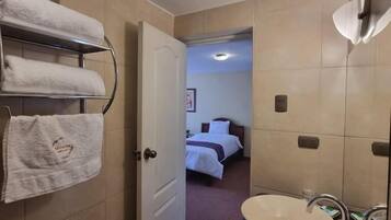 Comfort Quadruple Room, City View | Bathroom