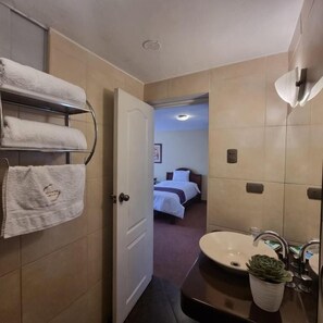 Habitación cuádruple Confort, vista a la ciudad | Baño