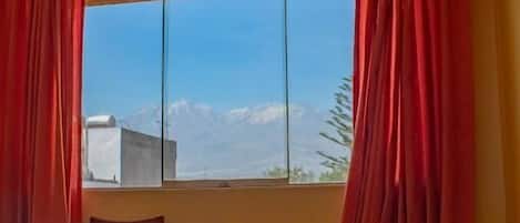 Habitación cuádruple Confort, vista a la ciudad | Wifi gratis