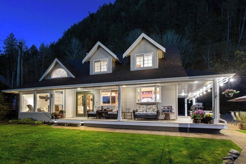 Waterfront Harrison Lake Retreat 