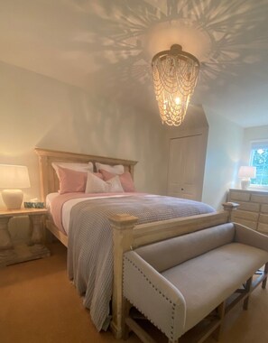 3 bedrooms, desk, WiFi, bed sheets