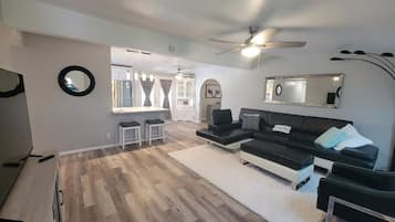 Smart TV, fireplace