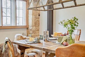 Dining - Beautifully Styled Dog Friendly - Butchers Flat (Chipping Campden)