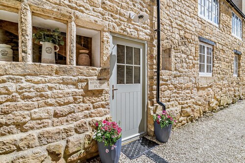 Beautifully Styled Dog Friendly - Butchers Flat