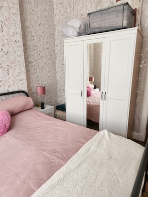2 chambres, fer et planche à repasser, Wi-Fi, draps fournis