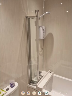 Secador de pelo, toallas, jabón, papel higiénico