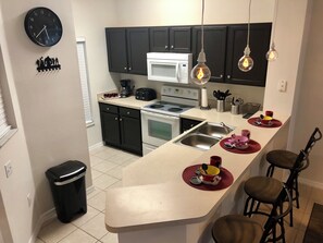 Fridge, microwave, oven, stovetop - Cozy lake house only 20min away from where dreams come true (Kissimmee)
