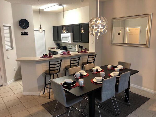 Dining - Cozy lake house only 20min away from where dreams come true (Kissimmee)