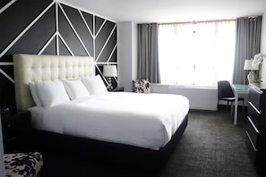 Escritorio y tabla de planchar con plancha